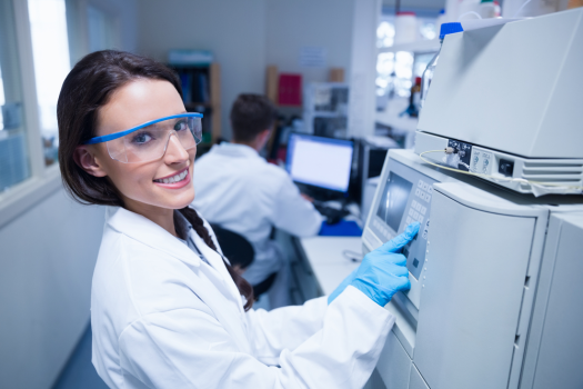 DESENVOLVIMENTO ANALÍTICO E CONTROLE DE QUALIDADE APLICADO À INDÚSTRIA FARMACÊUTICA
